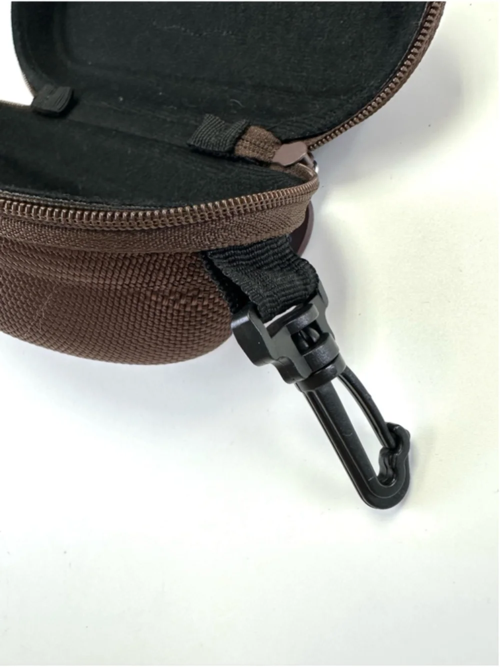 Maui Jim brown zippered sunglass case Clamshell clip